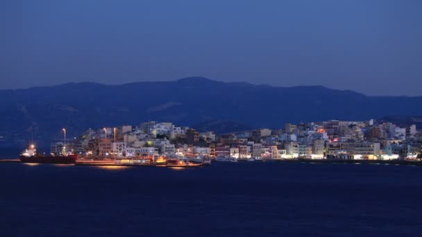 Vista serale della città di Agios Nikolaos attraverso la baia, Creta — Video Stock