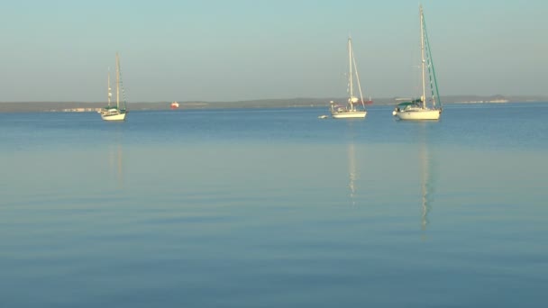 Drie jachten in de buurt van marine na zonsopgang, cienfuegos, cuba — Stockvideo