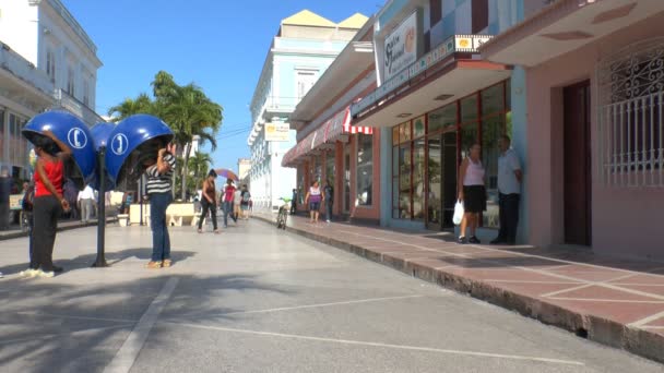 La vida callejera de la ciudad vieja, Cienfuegos, Cuba — Vídeo de stock