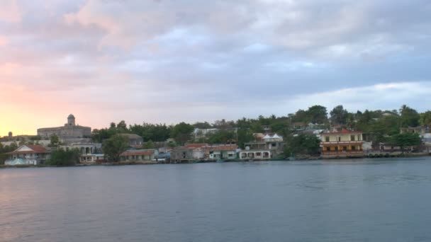 Uitzicht op cienfuegos stad vanaf boot voor zonsondergang, cuba — Stockvideo