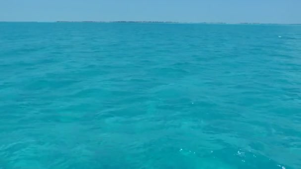 Água limpa do mar do caribe perto de Cayo Largo, Cuba — Vídeo de Stock