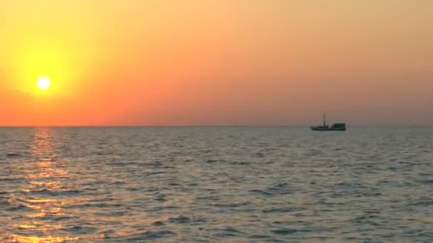 Sonnenuntergang und Fischerboot, Kuba — Stockvideo