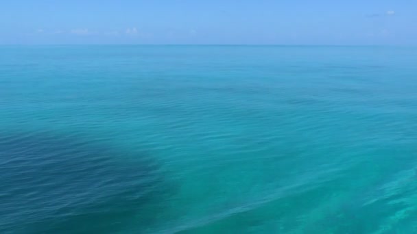 Água limpa do mar do caribe perto de Cayo Largo, Cuba — Vídeo de Stock