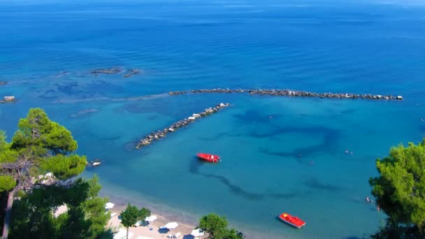 Zaman atlamalı: turist plajda tipik corfu, Yunanistan — Stok video