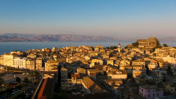 Time-lapse: vista aérea de la ciudad vieja de Nueva fortaleza antes del atardecer, Corfú, Grecia — Vídeo de stock