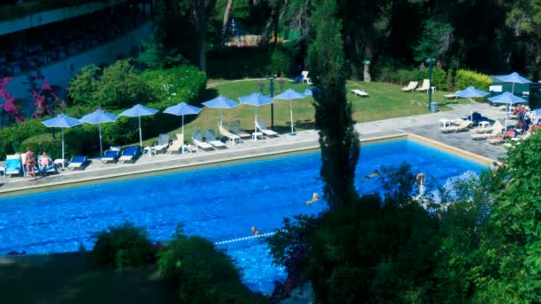 Time-lapse: turisti vicino alla piscina dell'hotel, Corfù, Grecia — Video Stock