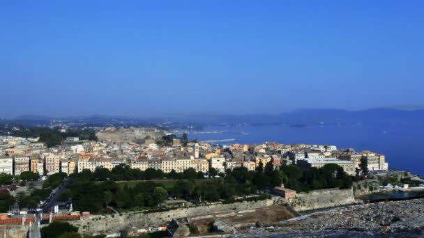 Vista aérea desde la antigua fortaleza de la ciudad con Nueva Fortaleza, Kerkyra, isla de Corfú, Grecia — Vídeo de stock