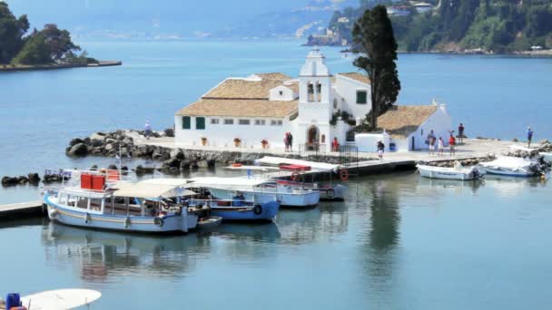 Barcos turísticos cerca del monasterio de Vlacherna, Kanoni, Corfú, Grecia — Vídeos de Stock