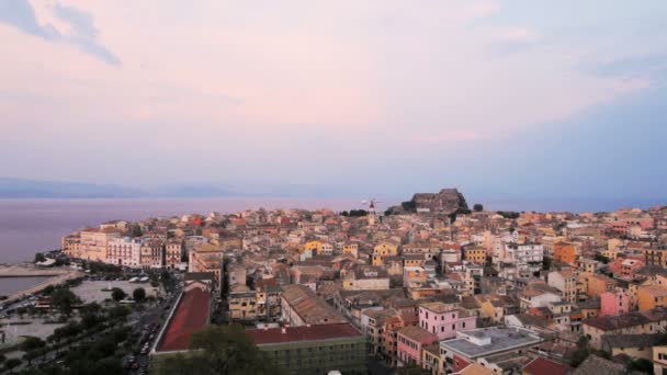 Luchtfoto van nieuw fort op de stad met st. spyridon kerk vóór zonsondergang kerkyra, eiland corfu, Griekenland — Stockvideo