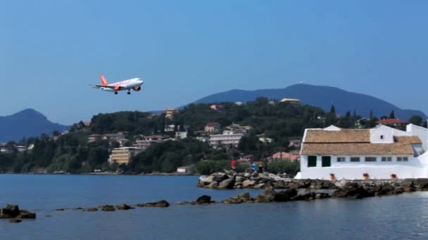 Lądowanie samolotu easyjet powyżej klasztor vlacherna, lotniska w Korfu, Grecja — Wideo stockowe