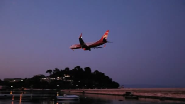 Aterrizaje de avión Easyjet, escena nocturna, aeropuerto de Corfú, Grecia — Vídeo de stock