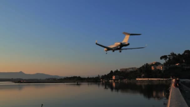 Aterragem de avião, cena do pôr do sol, Aeroporto de Corfu, Grécia — Vídeo de Stock