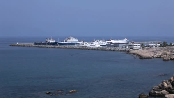 Vista para o porto do Castelo de Kyrenia (16th c.), Norte de Chipre — Vídeo de Stock