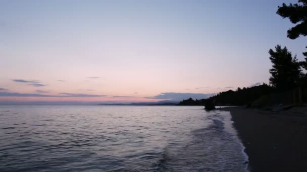 Středozemní moře pláž po západu slunce, Chalkidiki, Řecko — Stock video