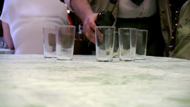 A sommelier mempersiapkan tes anggur putih — Stok Video