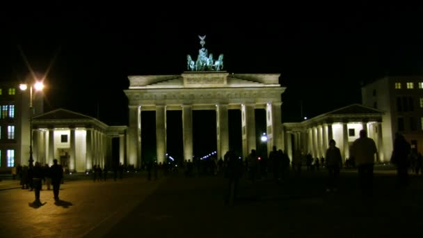 Éjszakai kilátás a Brandenburgi kapu, Berlin, Németország — Stock videók