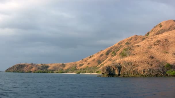 Komodo island före solnedgången, Indonesien — Stockvideo