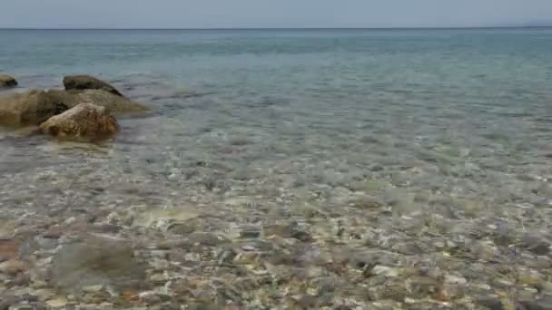 Dag scen av Medelhavet havet och klipporna, halkidiki, Grekland — Stockvideo