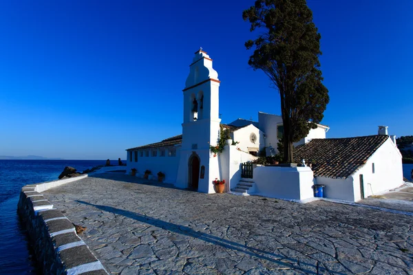 Zonsondergang scène van vlacherna klooster, kanoni, corfu, Griekenland — Stockfoto