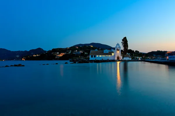 Abendliche Szene des Klosters Vlacherna und der Insel Pontikonisi, Kanoni, Korfu, Griechenland — Stockfoto