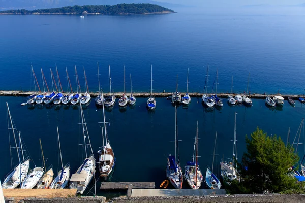 Yatlar, Korfu ile deniz üzerinde eski kale üzerinden havadan görünümü — Stok fotoğraf