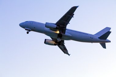 akşam gökyüzünde uçak