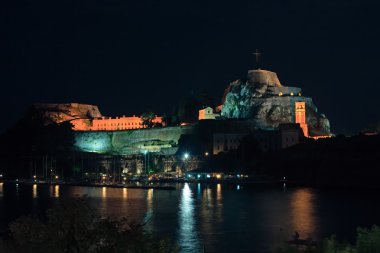 Işıklı eski kale ve yatlar, Korfu, c görünüm akşam