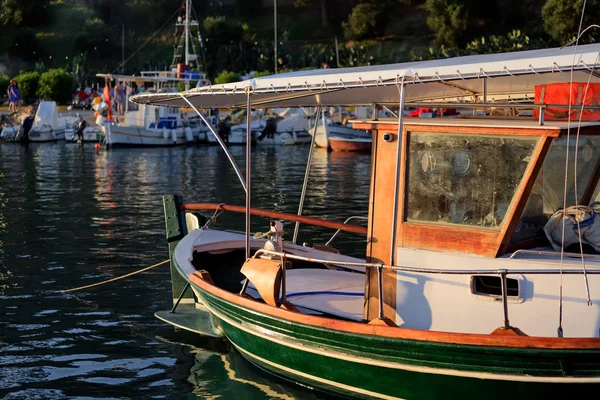 Boote im kleinen Hafen in der Nähe des Klosters Vlacherna, kanoni, Korfu, g — Stockfoto