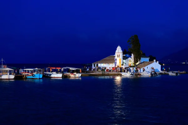 Escena nocturna del monasterio de Vlacherna y la isla de Pontikonisi, Kan —  Fotos de Stock