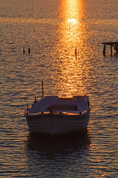 Сцена заката с сетями и лодкой, Канони, Кортес, Греция — стоковое фото