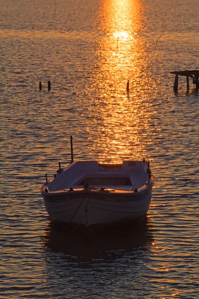 Escena del atardecer con redes y barco, Kanoni, Corfú, Grecia —  Fotos de Stock