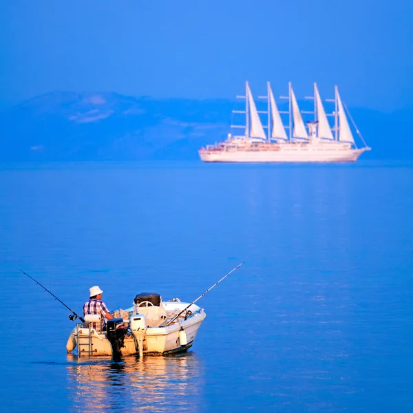 Visser en cruise jacht in de buurt van corfu stad, Griekenland — Stockfoto