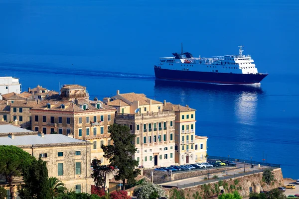 Enorme vrachtschip in de buurt van corfu stad, Griekenland — Stockfoto