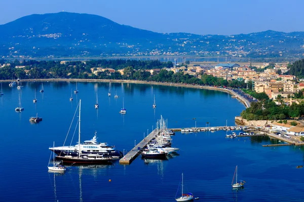 Luchtfoto van de oude vesting op de jachthaven met jachten, kerkyra — Stockfoto