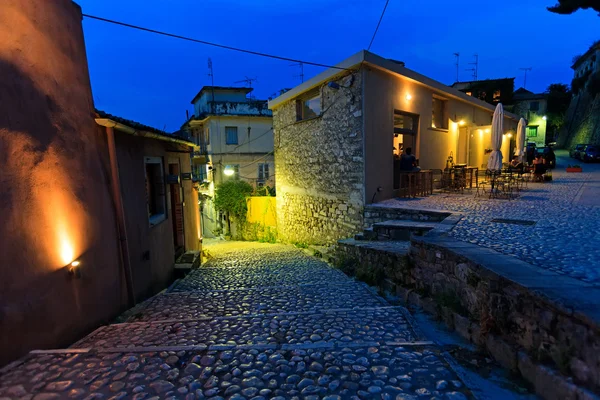 Calle vieja y pavimento de granito por la noche, ciudad de Corfú —  Fotos de Stock