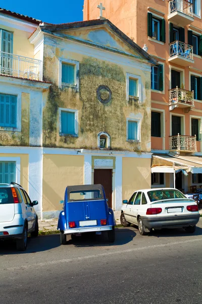 Edifici tipici e auto retrò nella città vecchia, Corfù, Grecia — Foto Stock