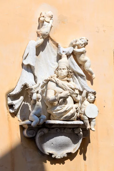 Sculpturen van xvi c. op muur van corfu city hall — Stockfoto