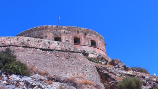 Fortaleza de venetians Spinalonga com turistas, Creta — Vídeo de Stock