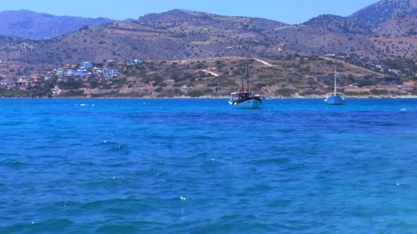 Hills, Barcos e Estrada na costa do mar, Creta — Vídeo de Stock