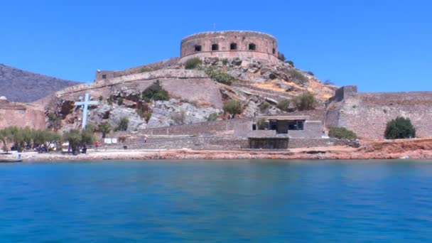 Διακινούνται κάμερα γύρω από το φρούριο Σπιναλόγκας Ενετοί, Κρήτη — Αρχείο Βίντεο