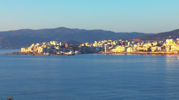 Flygfoto över staden agios nikolaos efter soluppgången, Kreta — Stockvideo