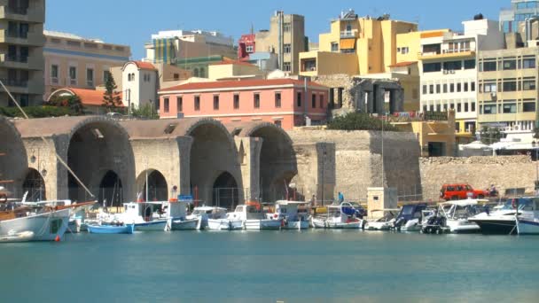 Lodě v přístavu nedaleko benátské pevnosti koules, heraklion, Kréta — Stock video