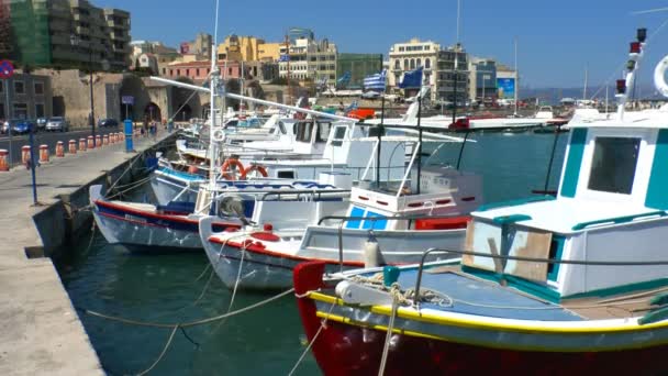 Barcos en el puerto cerca de la fortaleza veneciana Koules, Heraklion, Creta — Vídeo de stock