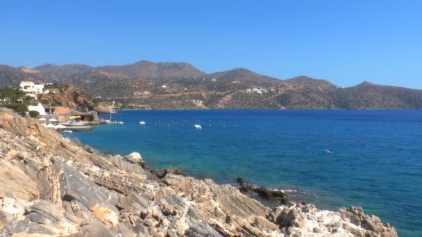 Schöner Meerblick auf die Bucht von Mirabello in der Nähe von Agios Nikola — Stockvideo