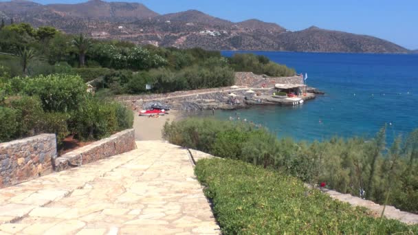 Terrasvormige strand en de Middellandse Zee, agios nikolaos, Kreta — Stockvideo