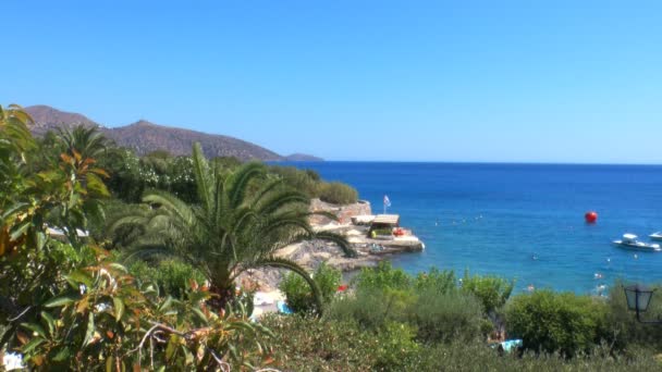 Playa adosada y mar Mediterráneo, Agios Nikolaos, Creta — Vídeo de stock