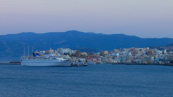 Вечерний вид на город Агиос Николаос через залив, Крит — стоковое видео