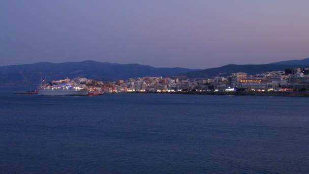 Vista nocturna de la ciudad de Agios Nikolaos a través de la bahía, Creta — Vídeos de Stock