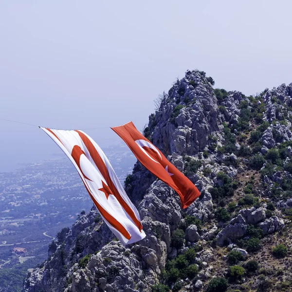 Grote lijst van vlaggen van Noord-cyprus en Turkije - symbool van bezetting — Stockfoto