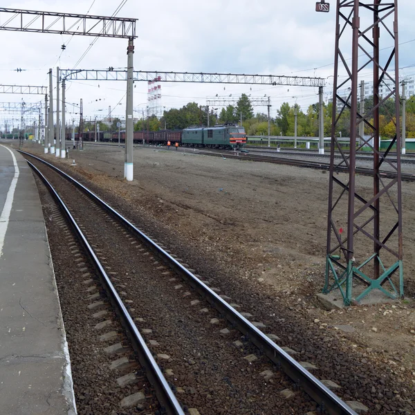 Treno merci sulla stazione ferroviaria — Foto Stock